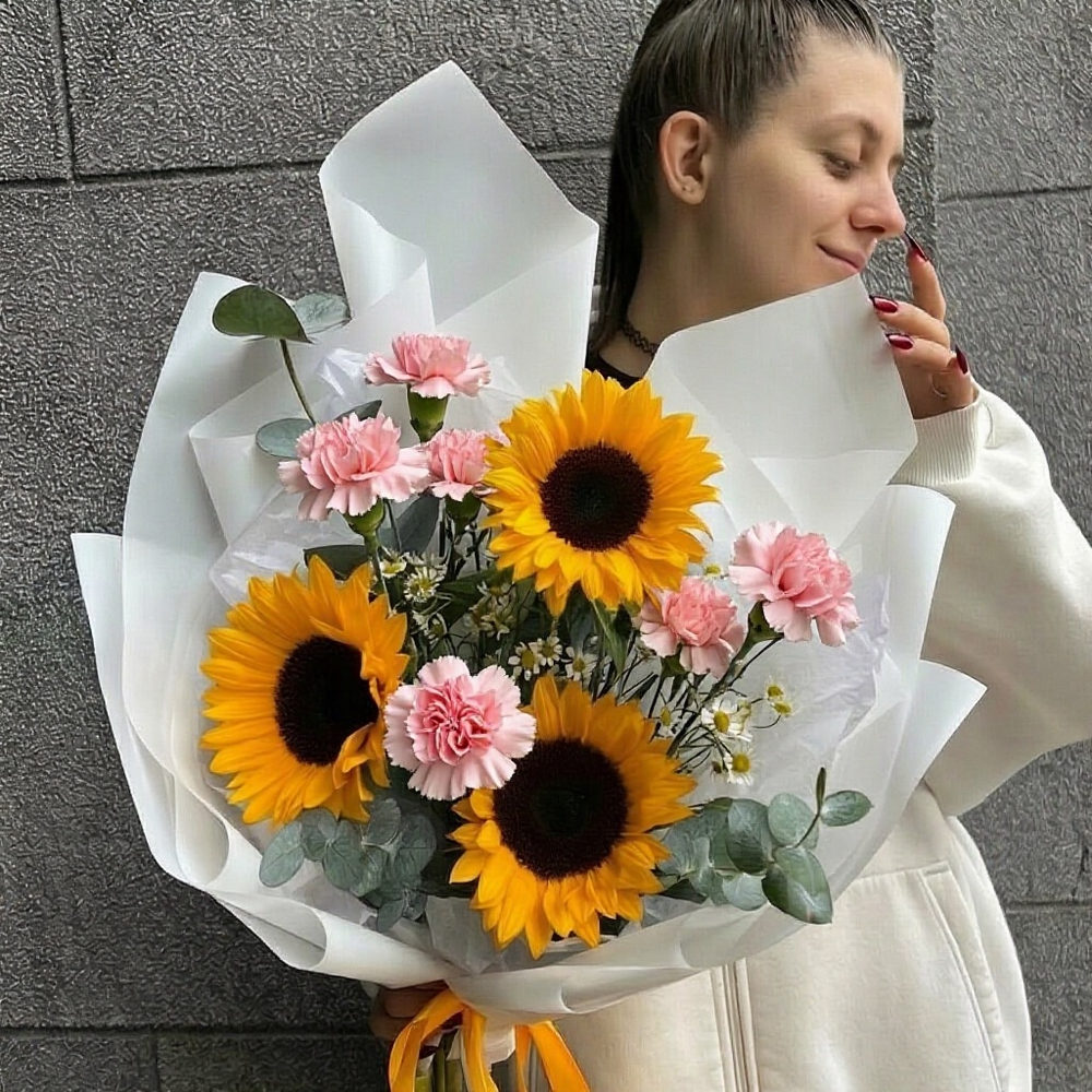 Букет «Летний полдень»: подсолнух, гвоздика кустовая, эвкалипт, ромашка