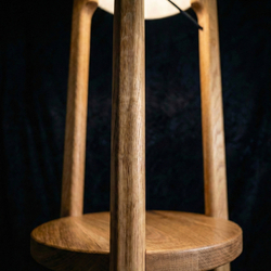 Деталь торшера: встроенный столик из массива с текстурой дерева