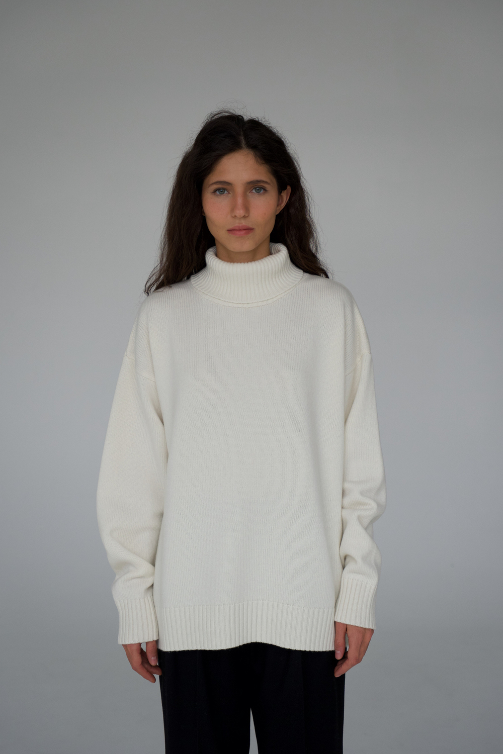 Дефект полотна. Джемпер History из мериноса и кашемира. С высоким воротом. Цвет молочный. №9