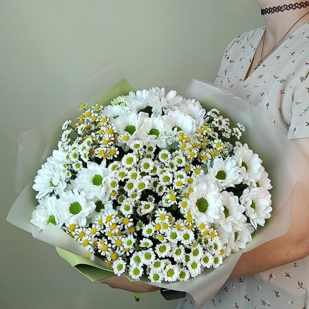 Букет из белых ромашек: Хризантема кустовая, Сантини, ромашки Танацетум
