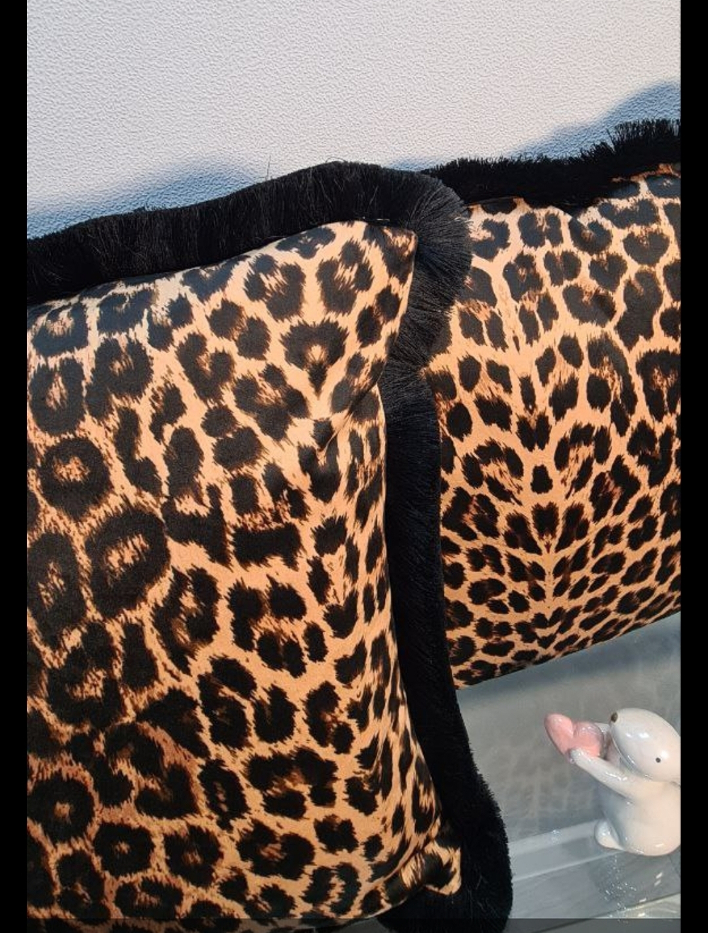 Подушка бархатная с принтом шкуры леопарда