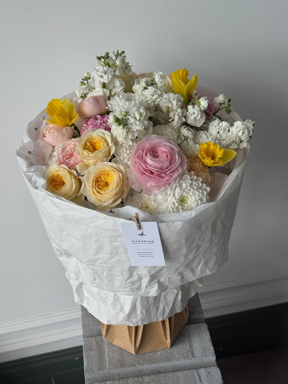 Букет из кустовых пионовидных роз, хризантемы, диантусов, ранункулюсов и маттиолы