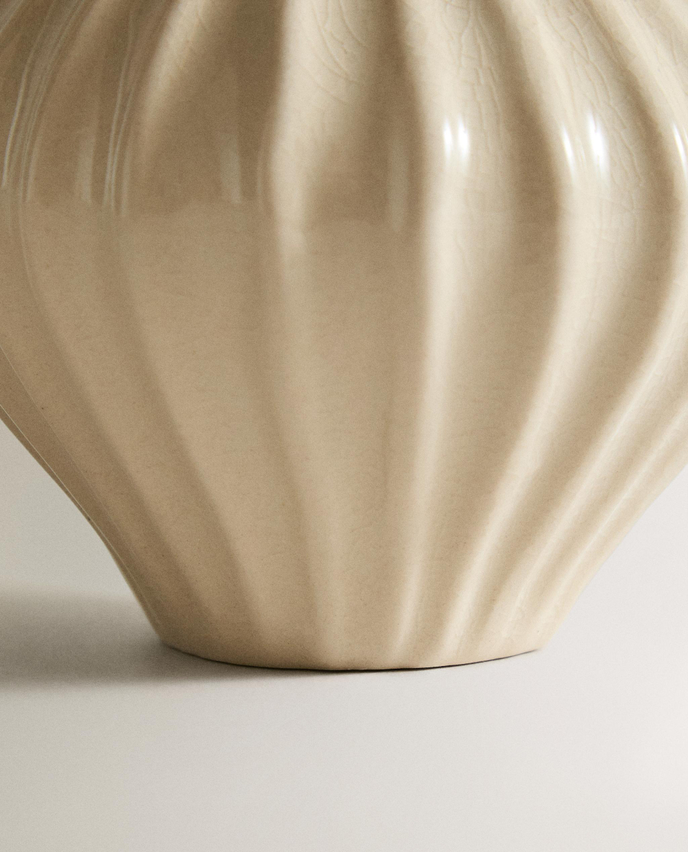 Zara Home Ваза из керамики, цвет кремовый, 16 см