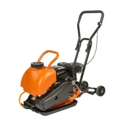 Виброплита бензиновая Brait PC-60 с баком для воды и колесами (6.5 лс, 61 кг, площадка 500*370 мм, 11 кН) вибротрамбовка Брайт / для уплотнения сыпучего и смешанного грунта, песка, гравия, щебня