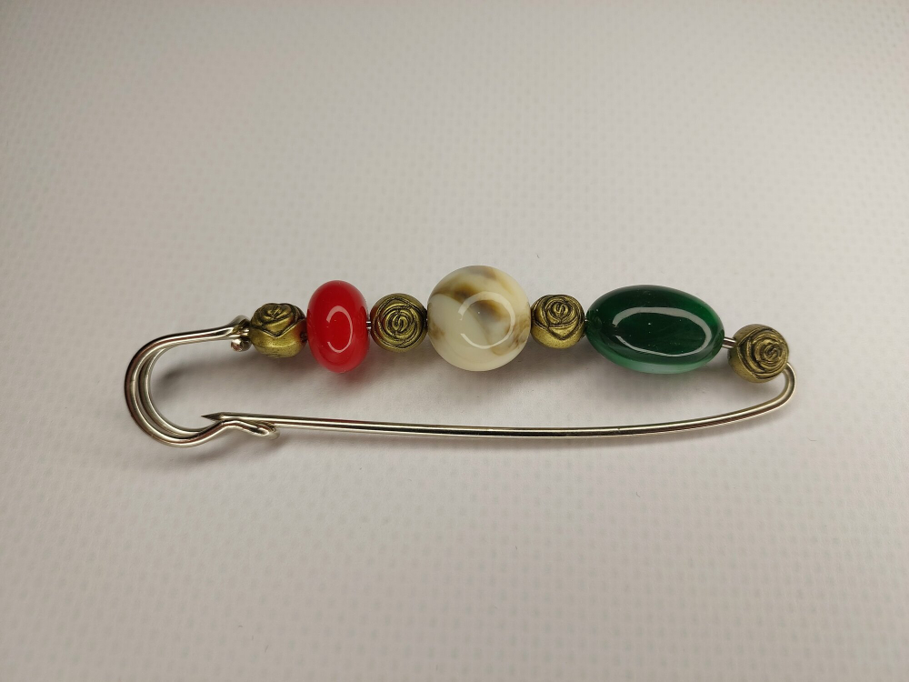 Булавка брошь "Морские камешки. Розочка" для кардигана, пальто, платков, шарфа, костюмов, одежды. Цвет красный серый чёрный