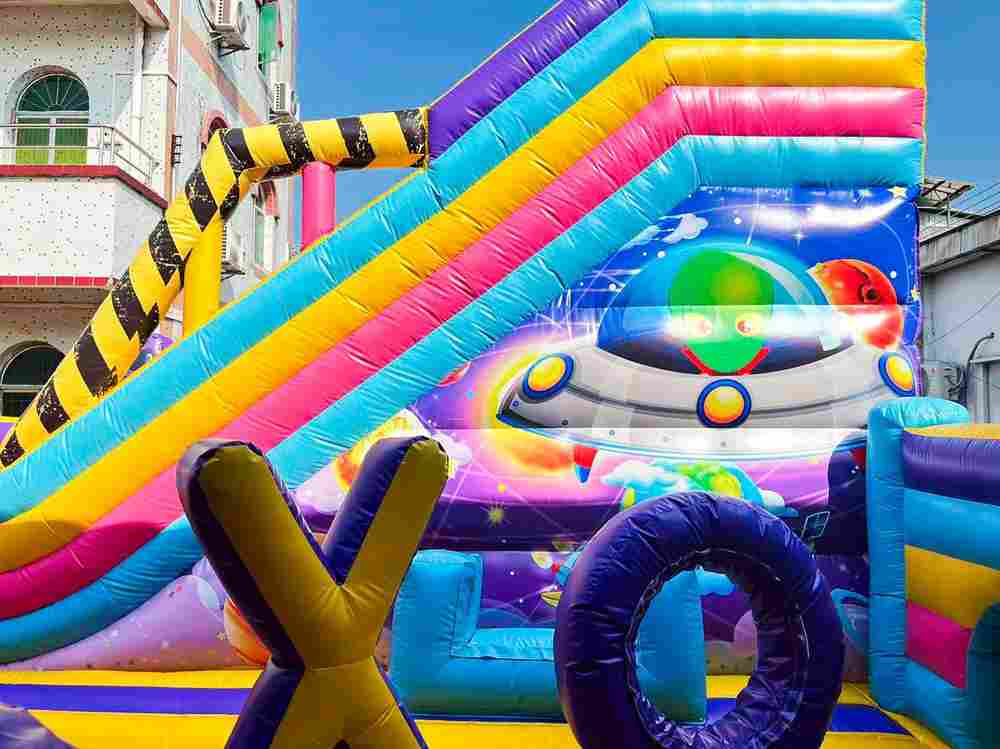 Коммерческий надувной батут «Космический калейдоскоп» 17,5*8,5*6 м