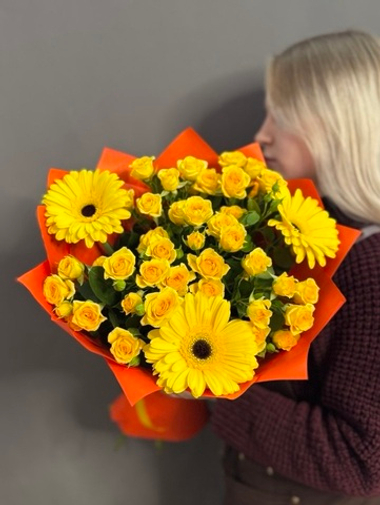 Букет с герберами и кустовыми розами