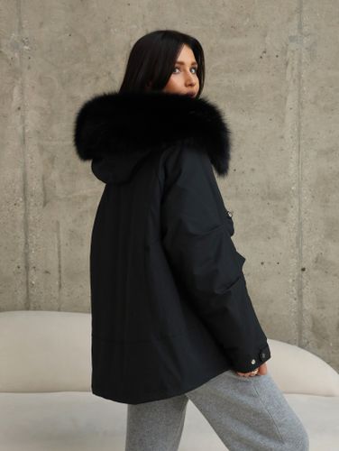 Черная укороченная парка с меховым воротником