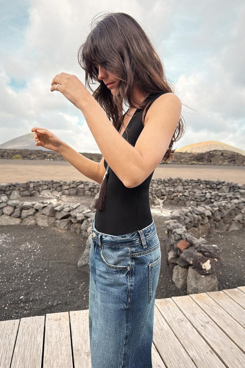 ZARA БОДИ ПРИТАЛЕННОЕ С V-ОБРАЗНЫМ ВЫРЕЗОМ, ЧЕРНЫЙ