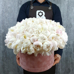 Букет из 101 пиона в бархатно-пудровой коробке