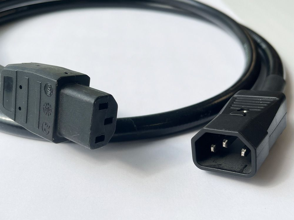 Кабель питания QED Performance Qonduit 1,5m IEC-C15 /C14 Black