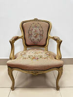 Старинное кресло с гобеленовой обивкой