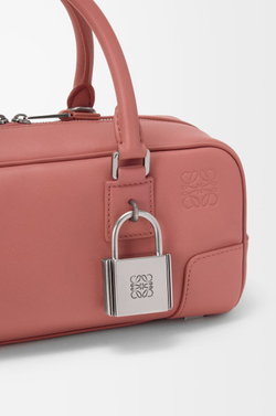 Loewe Укороченная сумка Amazona 23 из блестящей телячьей кожи, красноватый