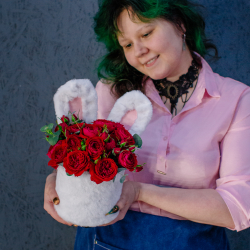 118. Милая композиция с алыми розами в шляпной коробке с ушками