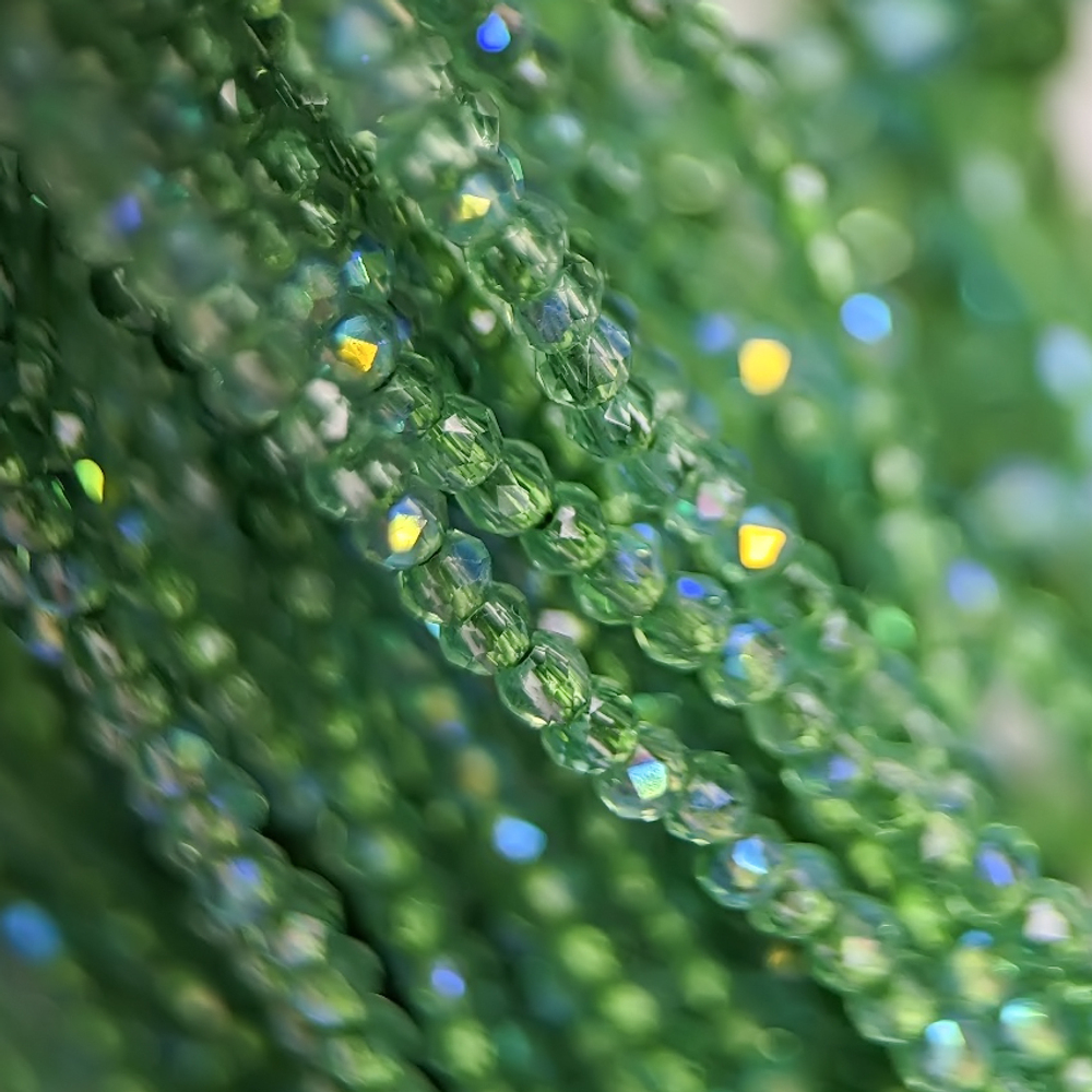 Шпинель синтетическая с эффектом иризации, оттенок "Яблоко", 2мм, шар, микроогранка