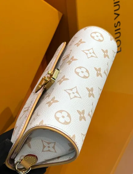 Клатч Louis Vuitton Camille