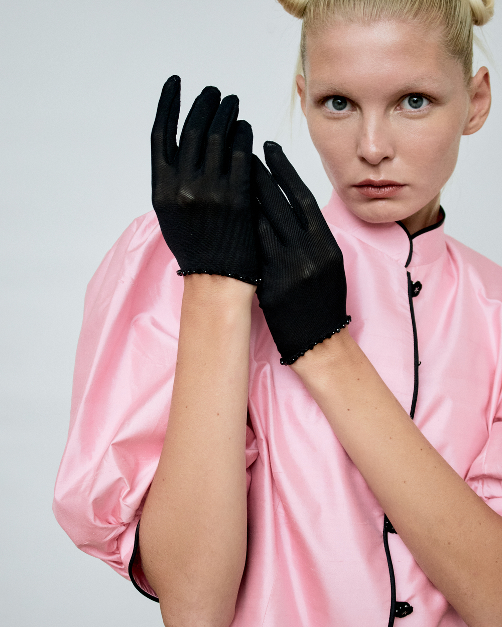 Перчатки из черной сетки с вырезом и декором по контуру