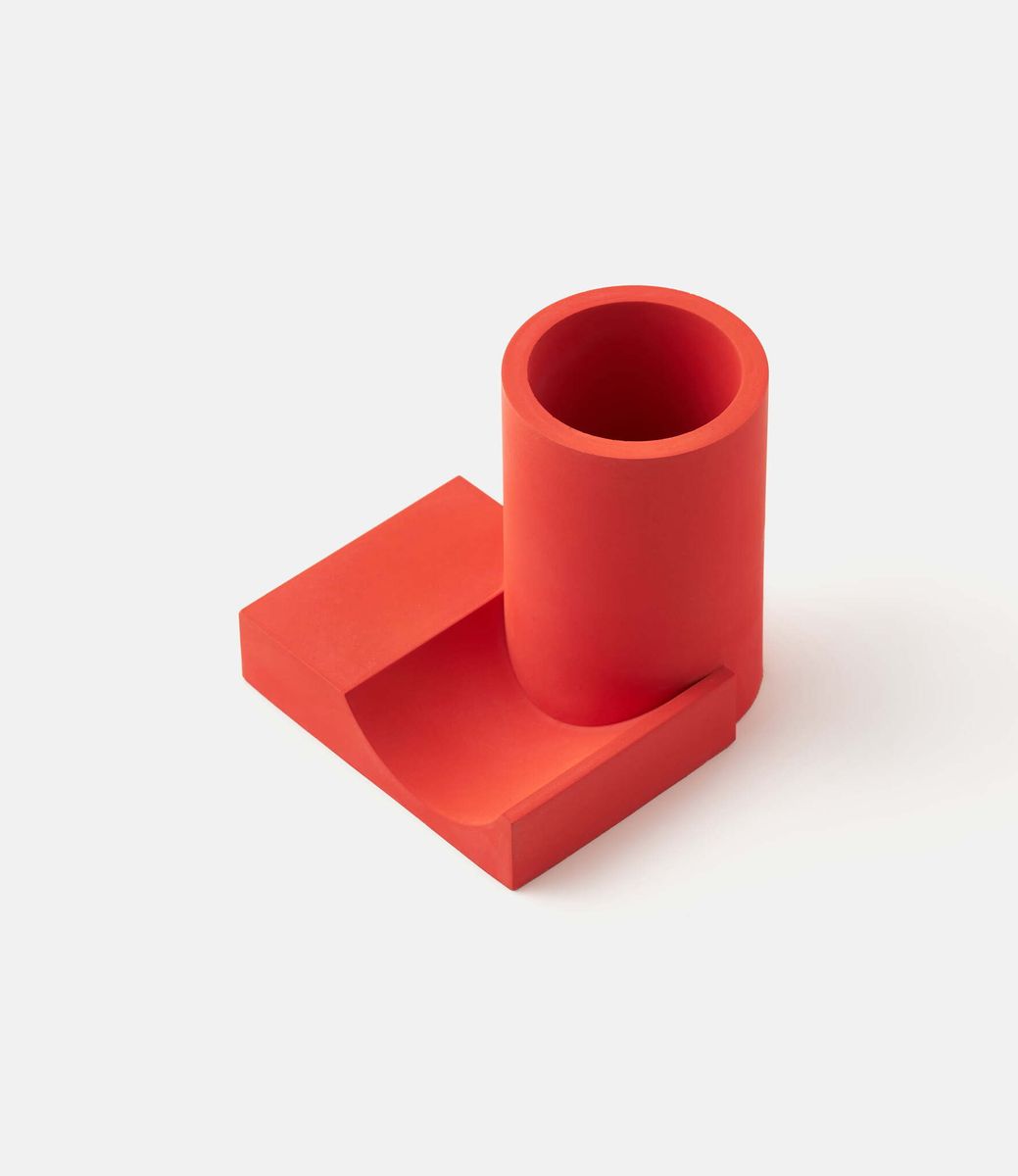 22 Studio Merge Pen Holder Red — органайзер из бетона