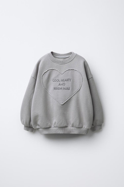 ZARA ТОЛСТОВКА С ВЫШИТЫМ СЕРДЦЕМ И НАДПИСЬЮ, МЯГКИЙ СЕРЫЙ