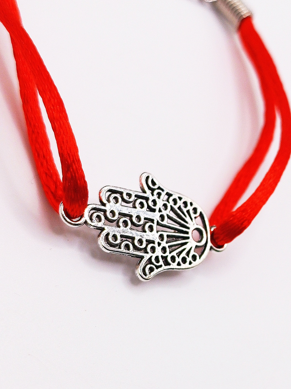 Красная нить от сглаза. Хамса