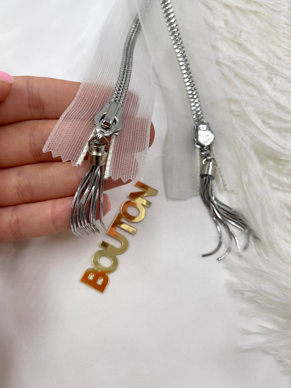 Молния на прозрачной сетке (основе) серебристая с кистью широкая