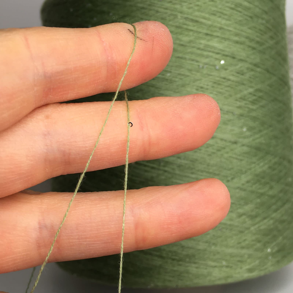 TRANSFORMARE ; 50% кашемир, 50% PVA, пайетки серебро 1мм; 2500м/100гр; цвет: папоротник крайола - весенняя зелень; есть мал. бобинка 100гр. S921