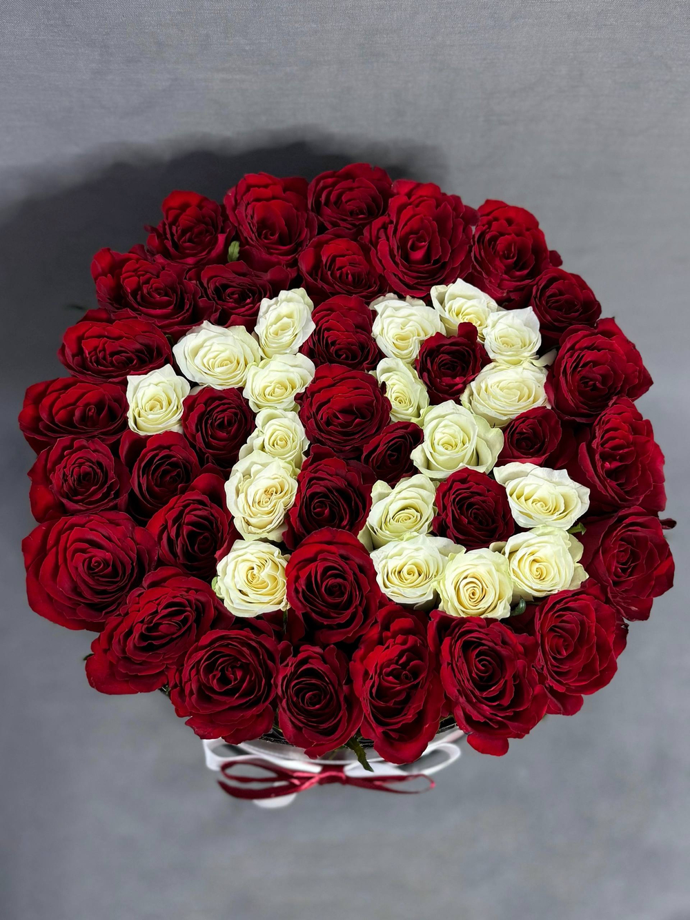 Шляпная коробка из белых и красных роз на Восемнадцатилетие