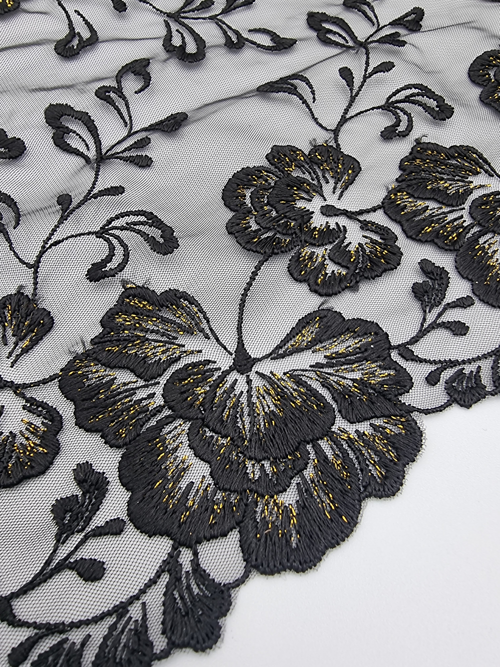 Вышивка на сетке черный/золото К801 24 см