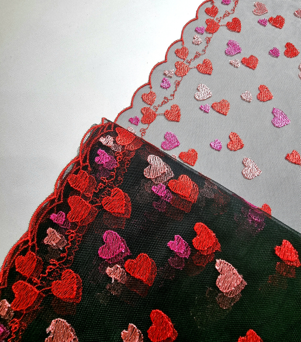 Вышивка на сетке сердечки на черном К113 правая