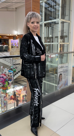 Трикотажный костюм с черно-белым принтом