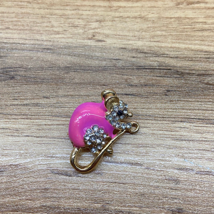Брошь Крысенок эмаль розовая стразы металл золотистый
