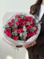 Моно букет из кустовых роз и эвкалипта