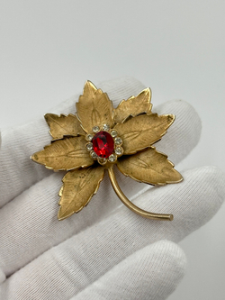 Брошь Листик с кристаллами