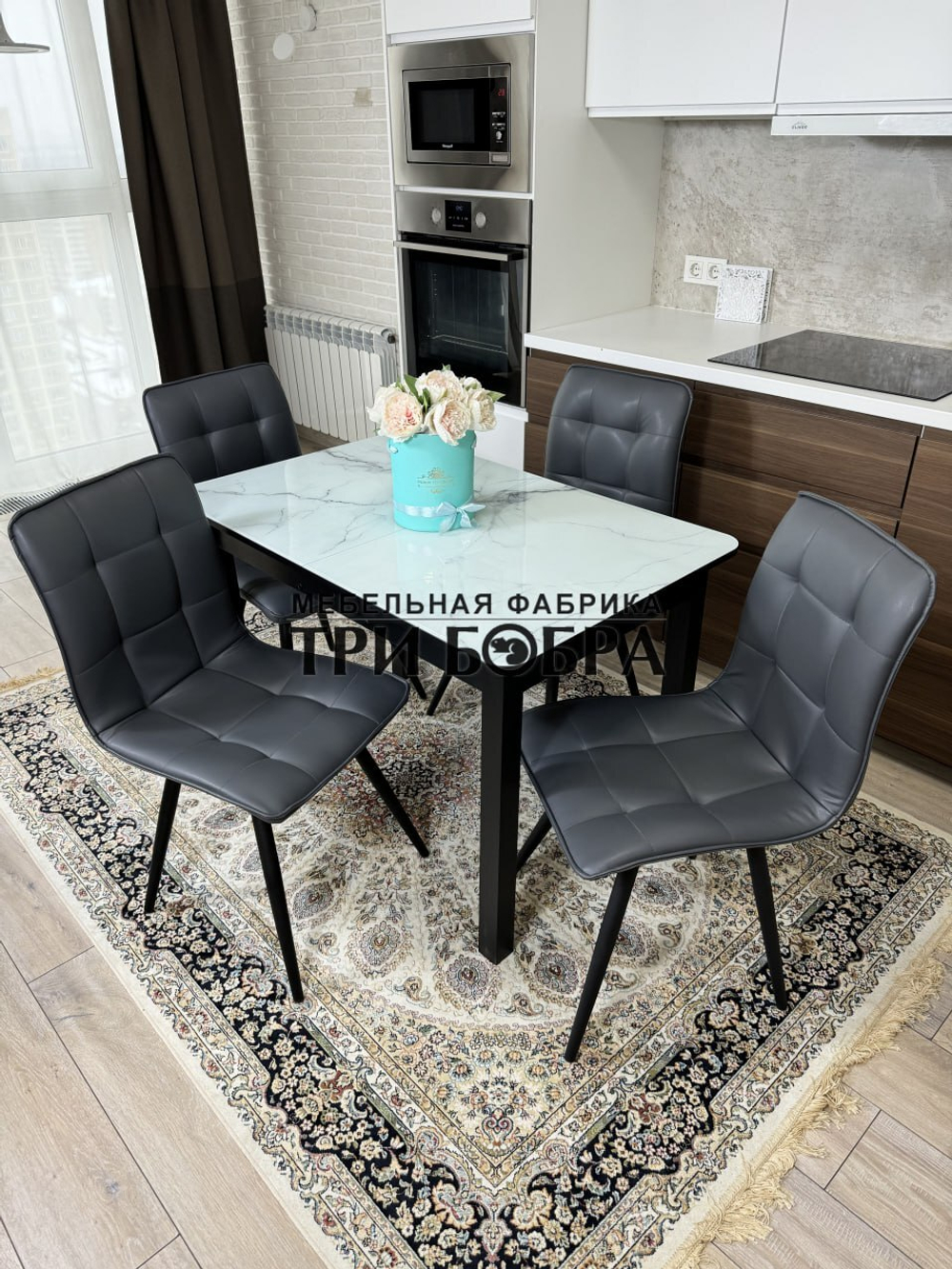 Стеклянный раздвижной стол "Итальянский мрамор" и стулья "ГУЧИ" серый