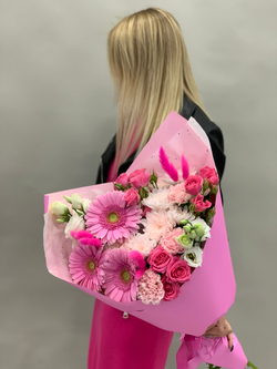 Букет цветов с герберами и эустомой Барби