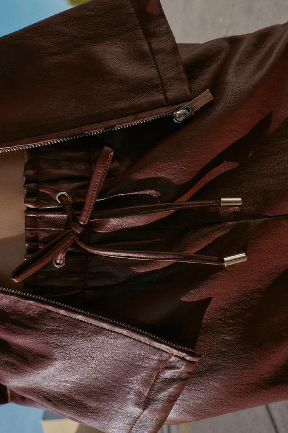 ZARA БРЮКИ ИЗ ИСКУССТВЕННОЙ КОЖИ С ЭЛАСТИЧНЫМ ПОЯСОМ, ГРАНАТОВЫЙ