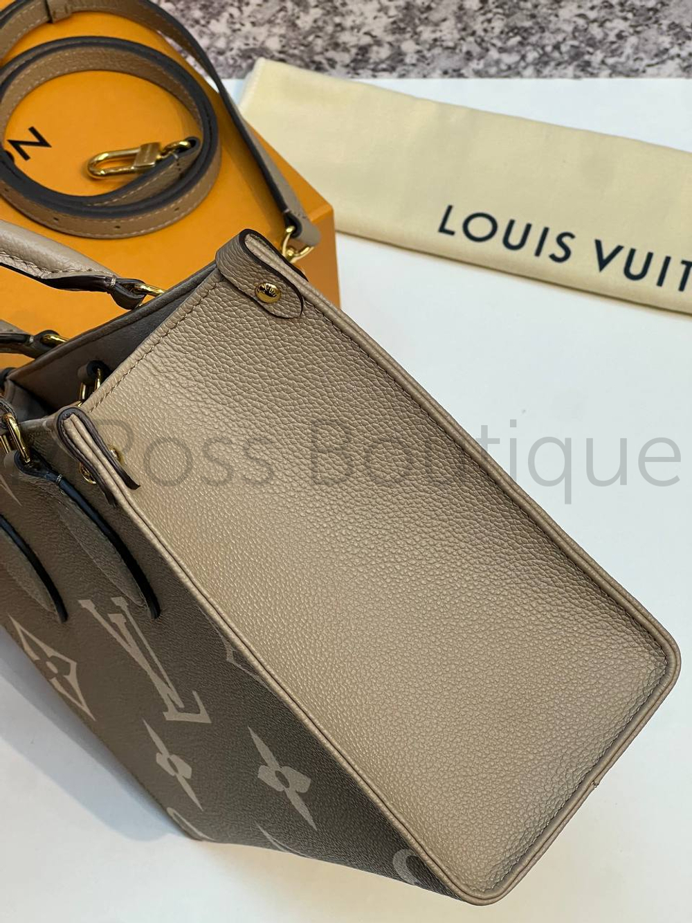 Коричневая сумка Louis Vuitton Onthego PM с узором монограм