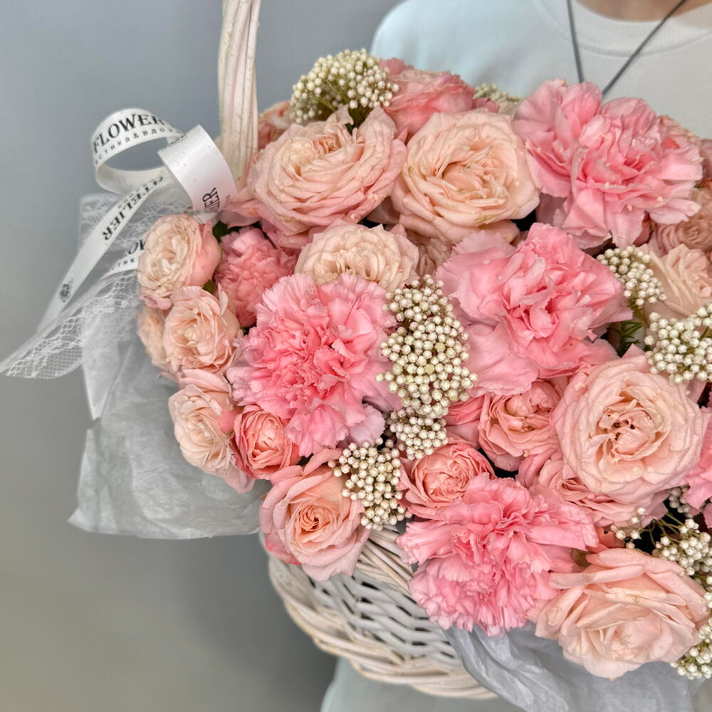 «Инсомния» Корзина с цветами из пионовидной кустовой розы и диантусов