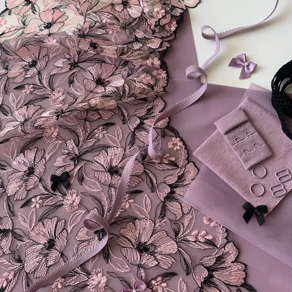 Вышивка на сетке розовая/черная 23 см