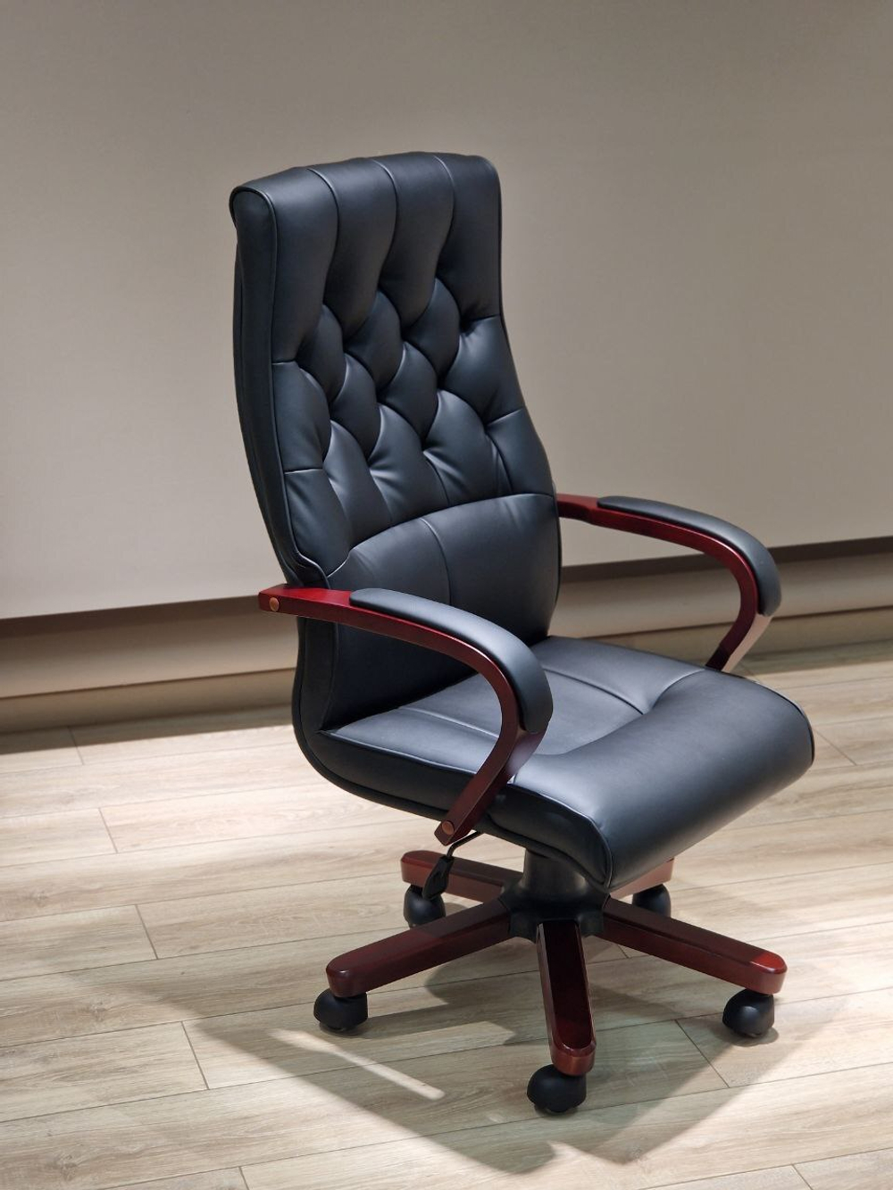 Кресло офисное 2338 582045 Black color LEATHER