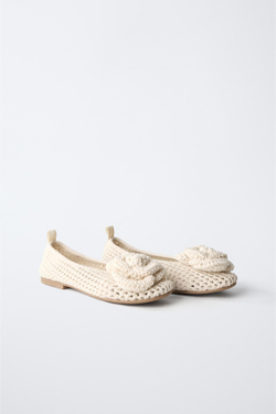 ZARA БАЛЕТКИ С ЦВЕТКОМ ИЗ КРУЖЕВА КРОШЕ, ЭКРЮ