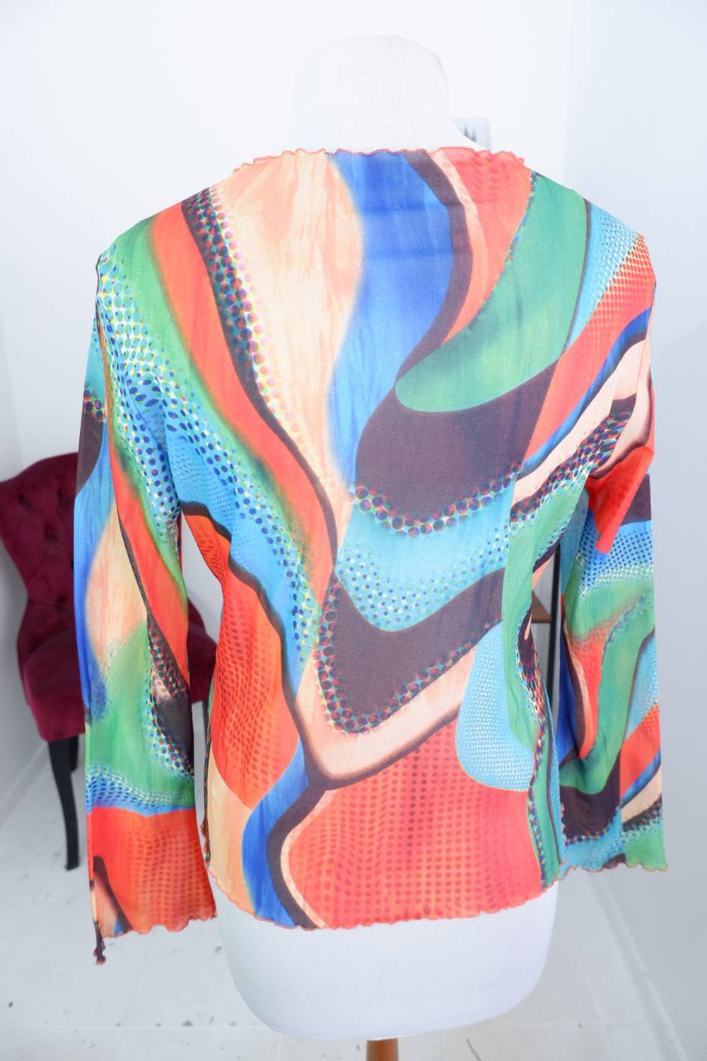 Блузка для тех кто любит яркие акценты, визуально на 48 размер