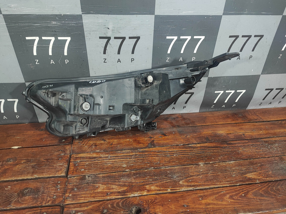 Фара правая LED Honda CR-V 5 (RW) 16-нв Б/У Оригинал 33100TLAD01