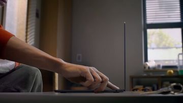 Apple MacBook Air M2 2022 - Сравнение производительности процессора, видеокарты, встроенной памяти, оперативной памяти, автономной работы, экрана, камеры, цветов и дизайна.