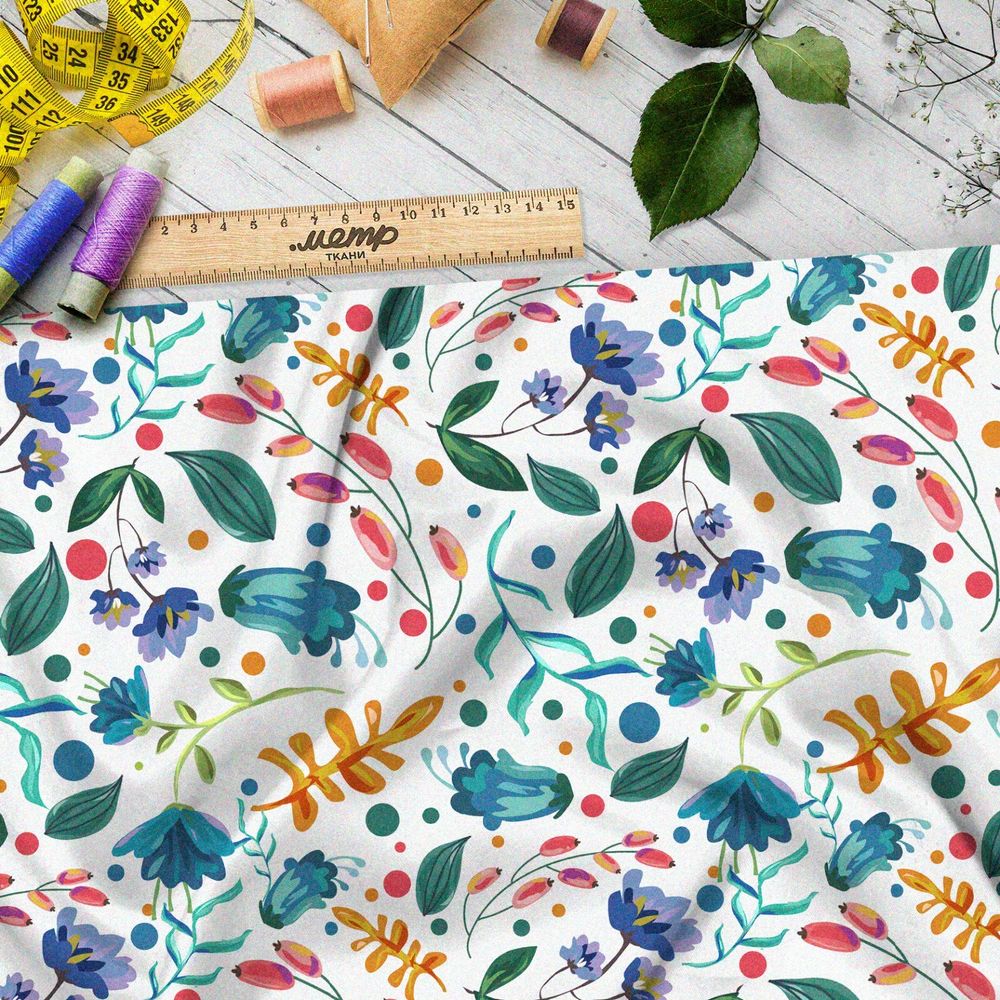 Ткань флис разноцветные листья и шиповник на белом фоне