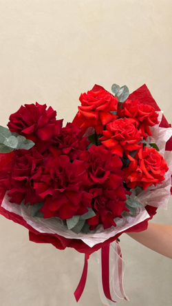 Букет красных французских роз для нее