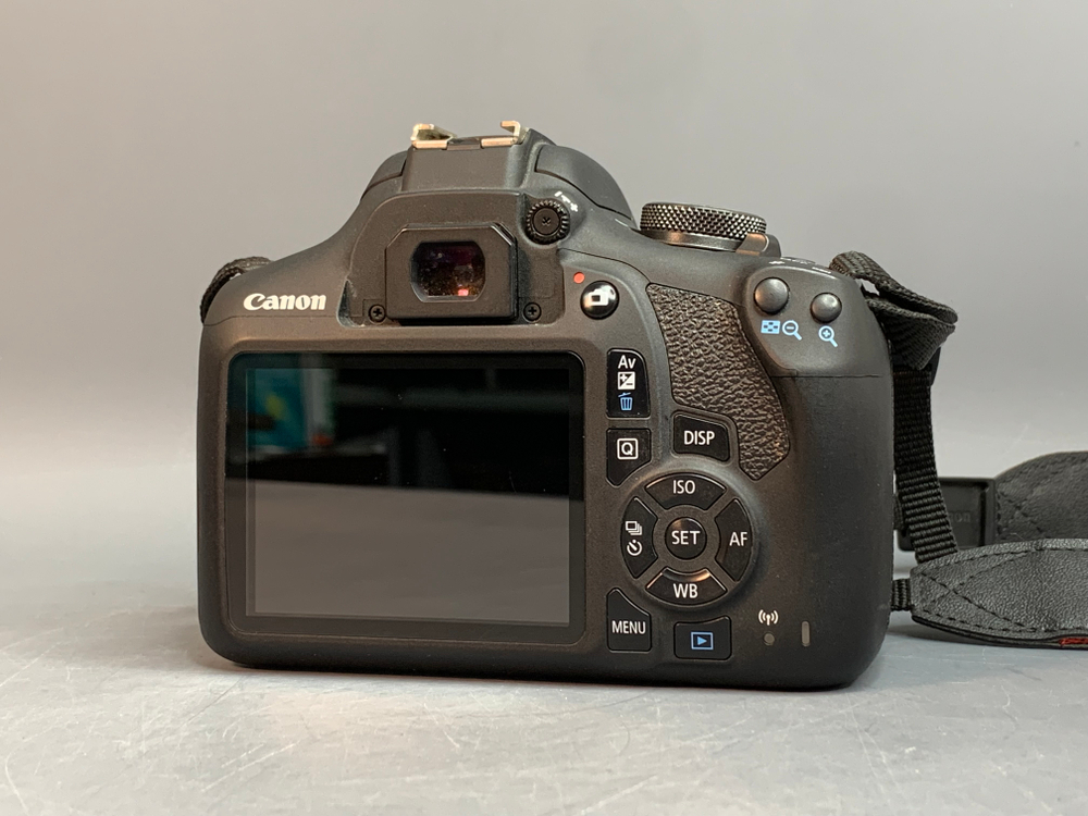 Canon 2000D Kit 18-55mm 3.5-5.6 III 2.518 кадров, царапина