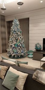 Заснеженная ель с гирляндой «Барокко» холодный свет (Литая+пвх) 240 см / 2,4 м