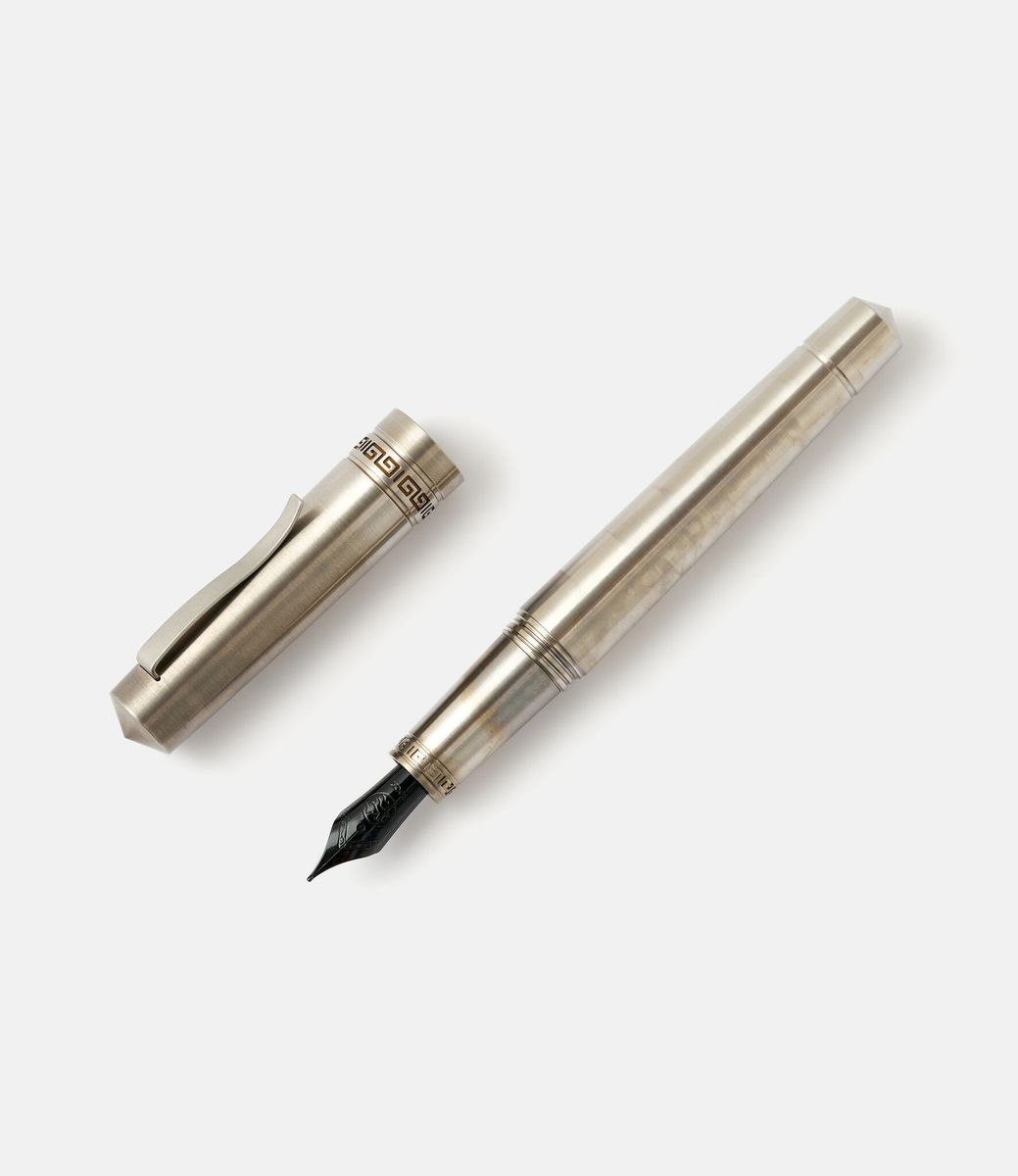 Ensso Italia Titanium Fountain Pen — перьевая ручка из титана со стальным пером