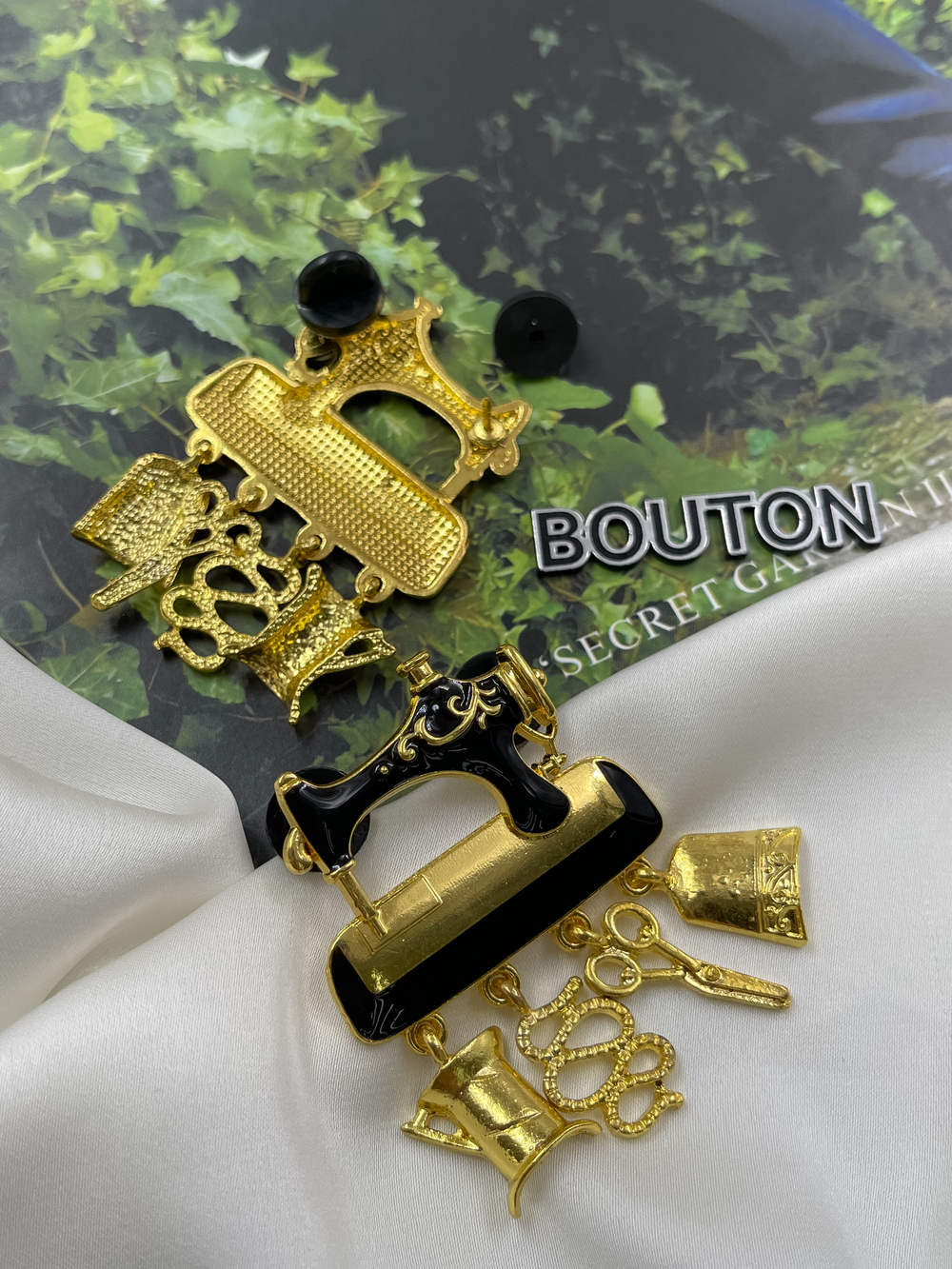 Брошь золотистая с черной эмалью в форме "Швейной машинки" с подвесками скидка